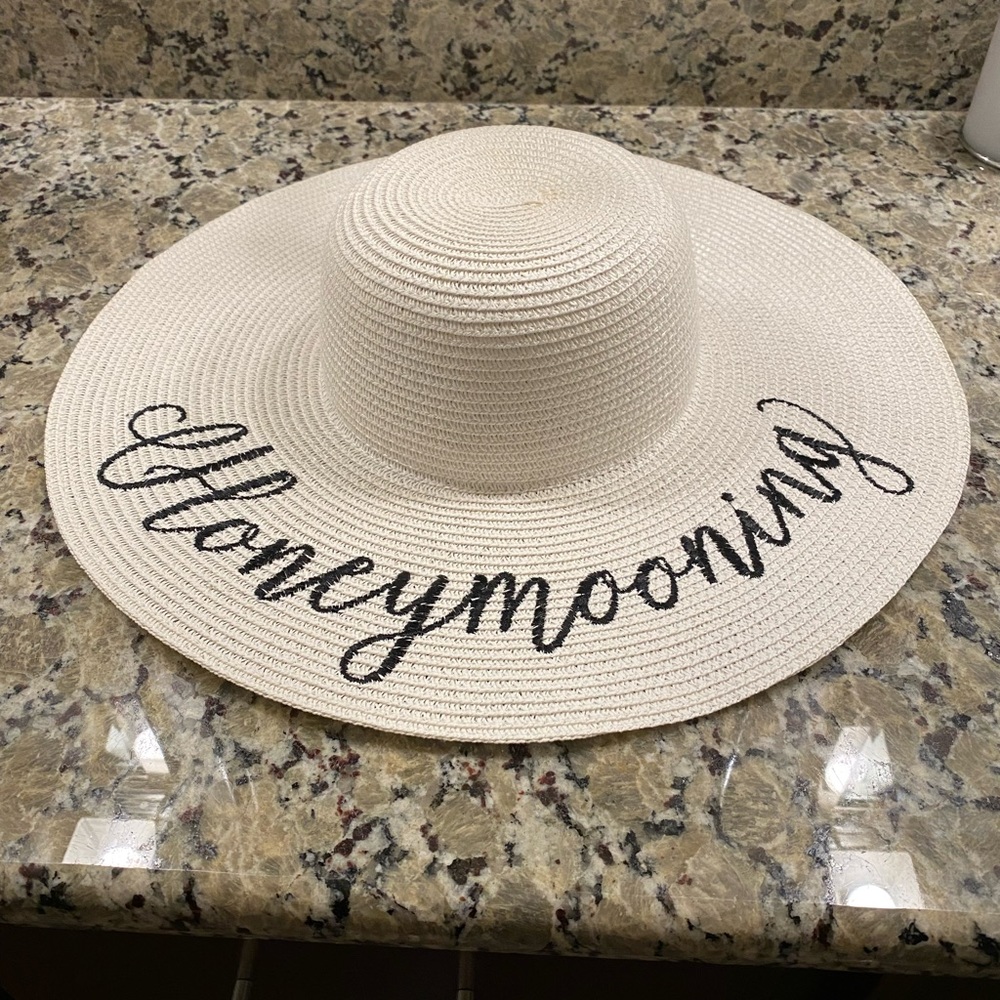 Honeymoon hat & 4 bags for wedding party.
